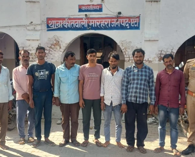 एटा में जुआरियों पर पुलिस का शिकंजा, दो थाना क्षेत्रों में 10 गिरफ्तार; 20 हजार रुपये से अधिक नकदी बरामद