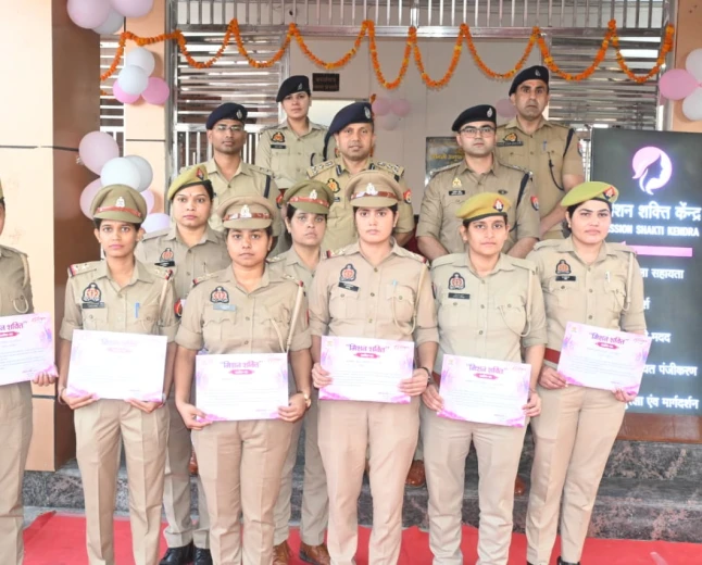 डीआईजी आगरा रेंज ने थाना मक्खनपुर में आदर्श मिशन शक्ति केंद्र का किया उद्घाटन, 10 महिला पुलिसकर्मी सम्मानित