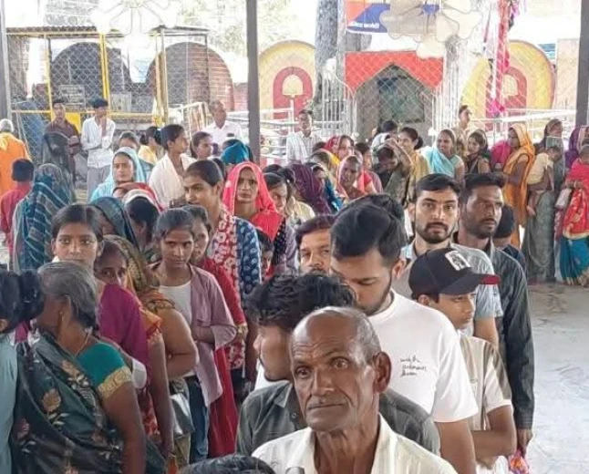 फर्रुखाबाद: महानवमी पर गुरुगांव देवी मंदिर में उमड़ा आस्था का सैलाब