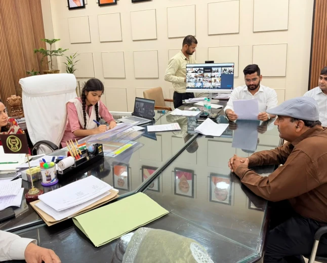 पायल दीक्षित बनीं एक दिन की प्रतीकात्मक जिलाधिकारी, छह फरियादियों की सुनीं समस्याएं