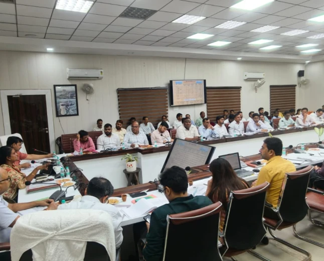 एटा: डीएम एम. अरुन्मोली ने राजस्व वादों और अतिक्रमण पर दिए सख्त निर्देश