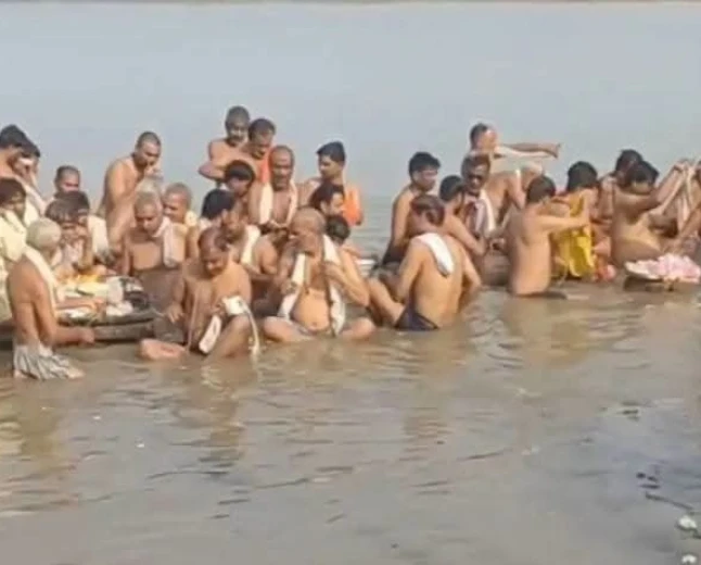 पितृ अमावस्या 2024: फर्रुखाबाद के पांचाल घाट पर उमड़ी आस्था की भीड़