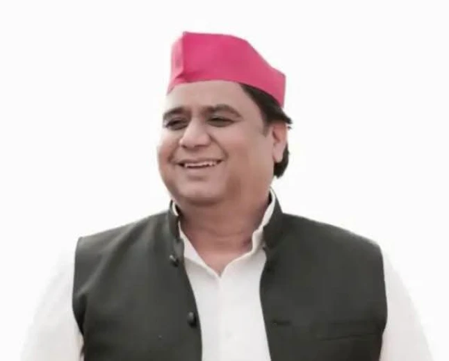 फर्रुखाबाद: नीलगाय से टकराई सपा नेता डॉ. जितेंद्र सिंह यादव की कार