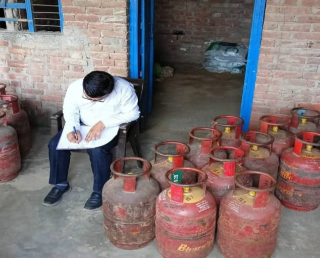 फर्रुखाबाद: अवैध गैस सिलेंडर भंडारण पर कार्रवाई, 18 सिलेंडर बरामद