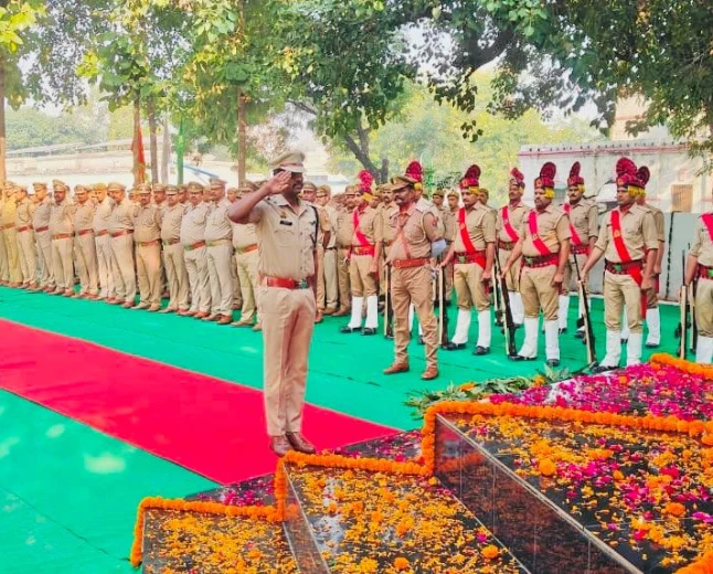 पुलिस स्मृति दिवस: एटा में वीर शहीदों को दी गई भावभीनी श्रद्धांजलि