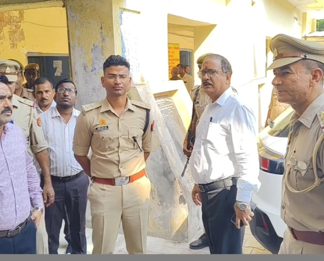 आगरा खण्ड स्नातक एवं शिक्षक निर्वाचन चुनाव को लेकर प्रशासन अलर्ट, विधान परिषद शिकोहाबाद में बूथों का किया निरीक्षण