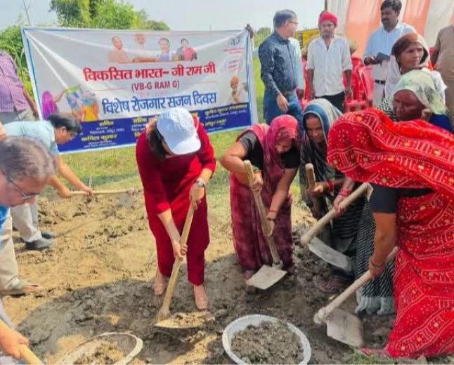 फर्रुखाबाद डीएम का अनोखा अंदाज: फावड़ा उठाकर परखी विकास कार्यों की हकीकत