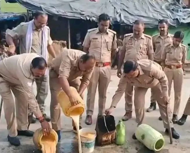फर्रुखाबाद: लकूला गांव में अवैध शराब भट्ठी पर आबकारी विभाग का छापा