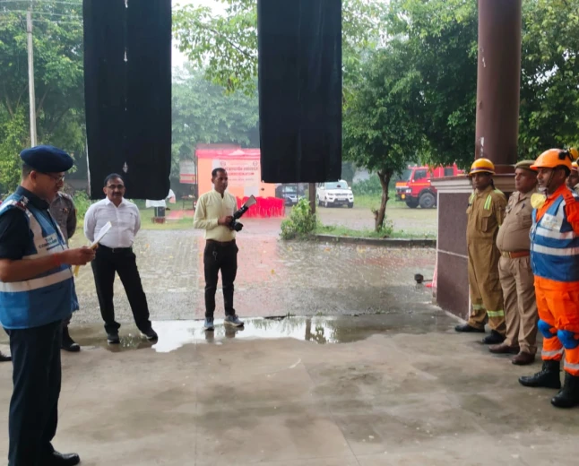Kasganj news विकास भवन परिसर, कासगंज में एनडीआरएफ  टीम ने किया भूकंप आपदा पर मॉक अभ्यास