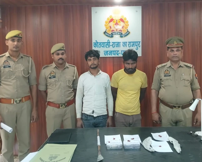 एटा पुलिस की बड़ी कार्रवाई: दो शातिर चोर गिरफ्तार, अवैध हथियार बरामद