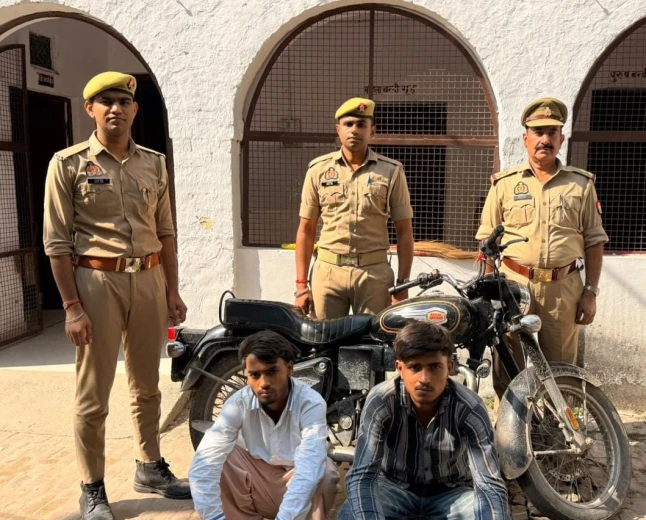 एटा पुलिस की बड़ी कार्रवाई: चोरी की मोटरसाइकिल के साथ दो आरोपी गिरफ्तार