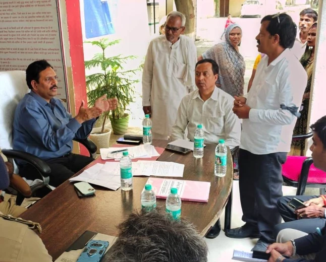 थाना समाधान दिवस: मैनपुरी में डीएम-एसपी ने दिए अवैध कब्जे हटाने के निर्देश