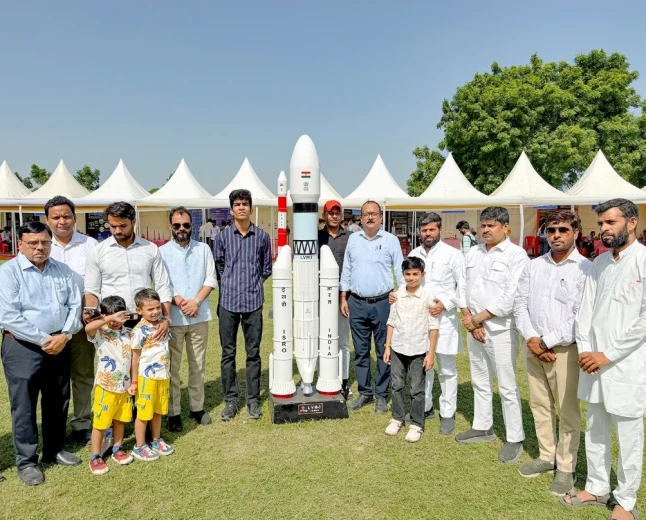 एफ एस विश्वविद्यालय में विक्रम साराभाई अंतरिक्ष प्रदर्शनी के दूसरे दिन उमड़ा विद्यार्थियों का सैलाब।