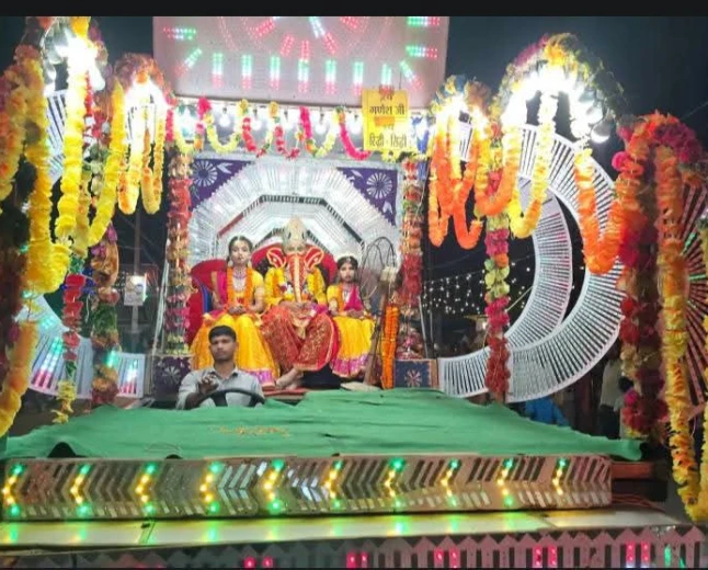 मोहम्मदाबाद में निकली भव्य मां दुर्गा शोभायात्रा, 20 झांकियों ने मोहा मन