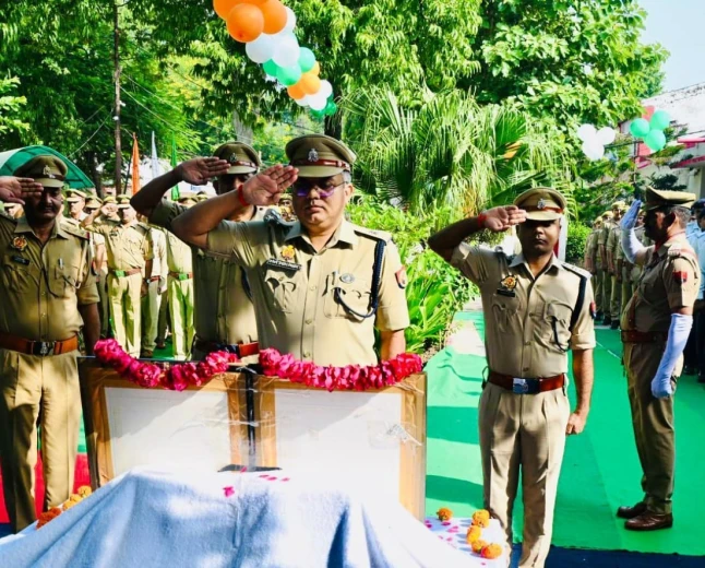 एटा पुलिस ने मनाई गांधी जयंती और शास्त्री जयंती: सादगी और कर्तव्य का संकल्प