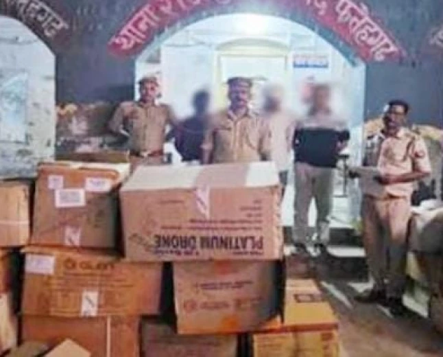 फर्रुखाबाद: अवैध पटाखों का जखीरा बरामद, पुलिस ने चार विक्रेताओं को दबोचा