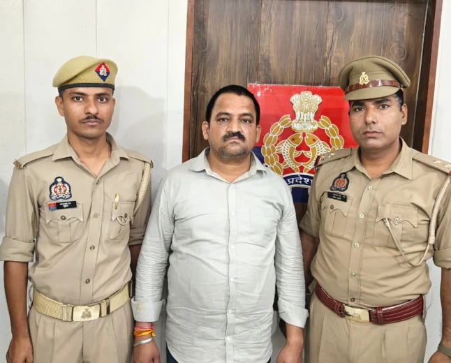 शिकोहाबाद पुलिस ने ज्वैलर्स लूटकांड में वांछित अभियुक्त दीपक को किया गिरफ्तार