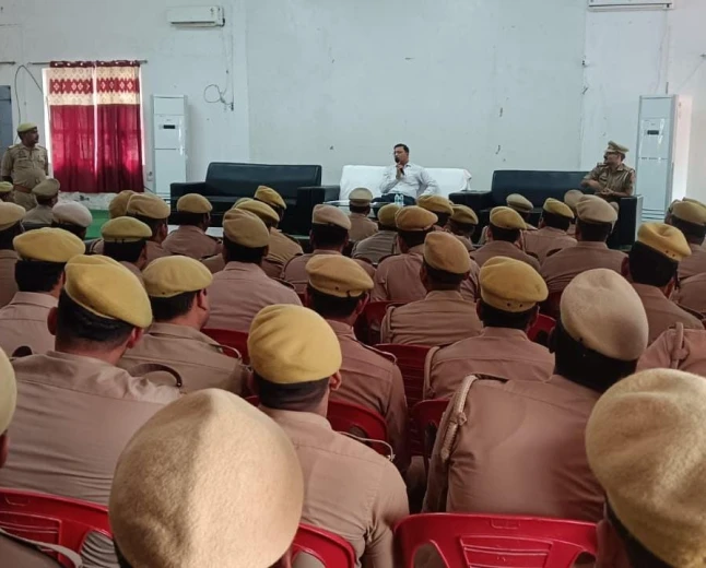 एटा पुलिस: डायल 112 की कार्यप्रणाली में सुधार हेतु विशेष बैठक