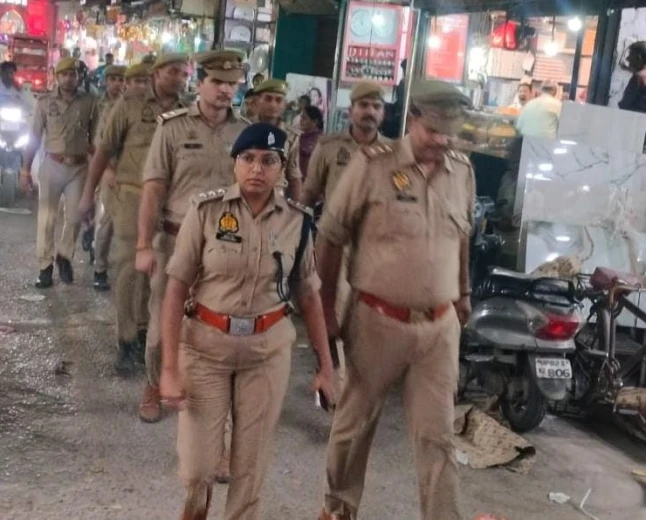 सुरक्षा व्यवस्था को लेकर शहर में पुलिस की पैदल गश्त