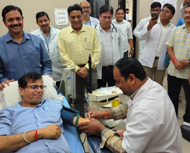 राष्ट्रीय स्वैच्छिक रक्तदान दिवस: मैनपुरी में डीएम ने की रक्तदान की अपील