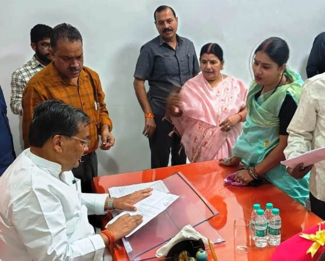 मैनपुरी जन-सुनवाई: मंत्री जयवीर सिंह ने दिए त्वरित निस्तारण के निर्देश