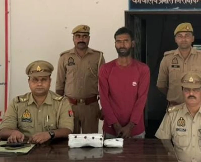 एटा: निधौली कलां पुलिस ने हत्यारोपी को आलाकत्ल ईंट के साथ किया गिरफ्तार