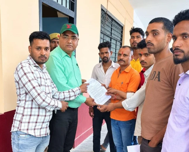 राजेपुर में अधूरा चकमार्ग बना ग्रामीणों की मुसीबत, युवा करणी सेना का प्रदर्शन