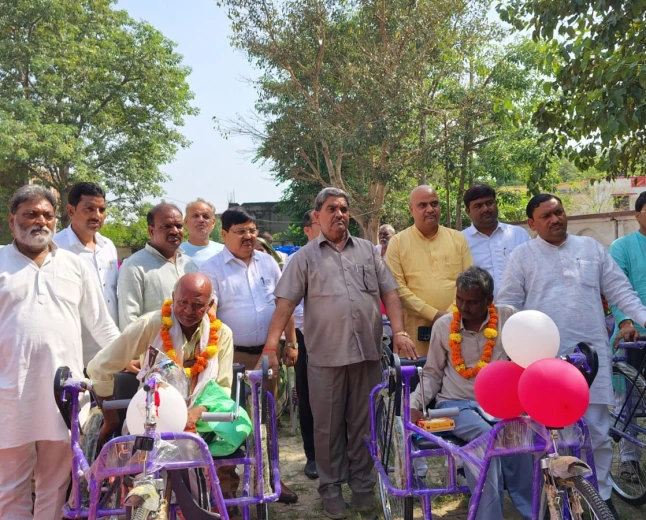 Kasganj news सेवा संकल्प अभियान के तहत दिव्यांगजनों को वितरित किए गए विभिन्न सहायक उपकरण।