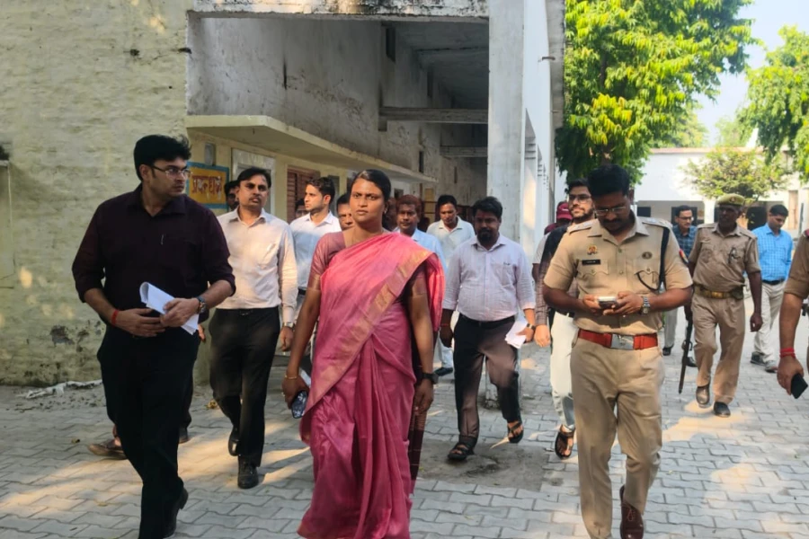 एटा: जिलाधिकारी ने स्नातक निर्वाचन और मतदाता पुनरीक्षण कार्यों का लिया जायजा