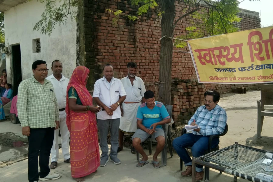 फर्रुखाबाद: बाढ़ प्रभावित क्षेत्रों में सीएमओ ने स्वास्थ्य शिविरों का किया निरीक्षण