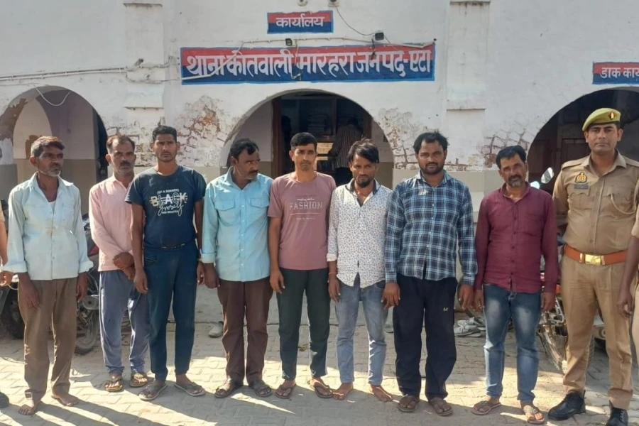 एटा में जुआरियों पर पुलिस का शिकंजा, दो थाना क्षेत्रों में 10 गिरफ्तार; 20 हजार रुपये से अधिक नकदी बरामद